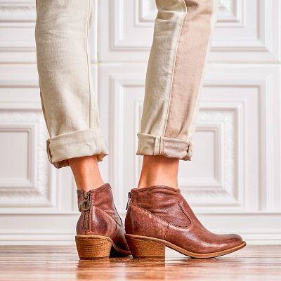 Aisley shown on model 