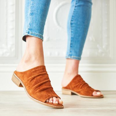 Netta shown on model 